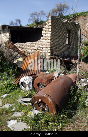 alten Warmwasserboiler von verlassenen Anwesen im Bereich verlassen Stockfoto