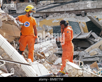 Dominikanische Search-Team auf der Suche nach Erdbeben-Überlebenden in den Trümmern mit Erkennung von Tontechnik, Port au Prince, Haiti Stockfoto