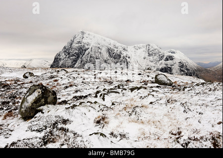 Hoch auf schottischen Berge, unter harten Winterbedingungen. Dies ist eine Ansicht der Buachaille Etive Mor von Beinn ein Chrulaiste. Stockfoto