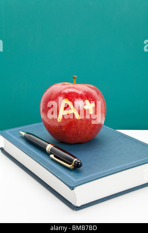 Roter Apfel und Lehrbuch hautnah Stockfoto