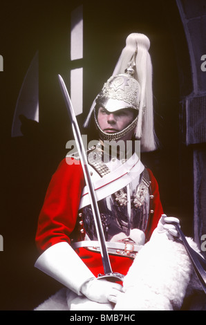 Ein Soldat der Königin Life Guard auf Wache am Hyde Park Barracks in London Stockfoto