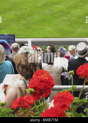 Royal Ascot Festzug Zeremonie, Teil der Saison in England, Pferderennen, Tradition, Glamour Schönheit Spitze Hüte Champagner Sommertourismus Stockfoto