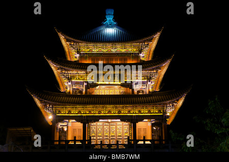 Beleuchteten Pagode bei Nacht Fuxing Road Dali Yunnan China Stockfoto