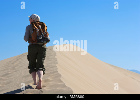 Weibliche Wanderer zu Fuß in Mesquite flachen Dünen, Death Valley Nationalpark, Kalifornien, USA Stockfoto