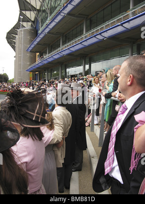 Royal Ascot Festzug Zeremonie, Teil der Saison in England, Pferderennen, Tradition, Glamour Schönheit Spitze Hüte Champagner Sommertourismus Stockfoto