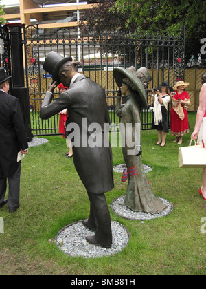 Royal Ascot Festzug Zeremonie, Teil der Saison in England, Pferderennen, Tradition, Glamour Schönheit Spitze Hüte Champagner Sommertourismus Stockfoto