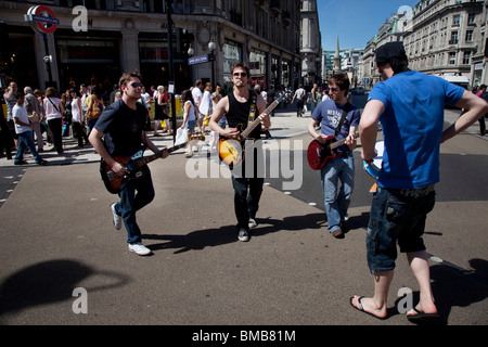 Eine Band Promotion video Start in der Mitte der neuen Kreuzung am Oxford Circus spielen schießen. London. Stockfoto