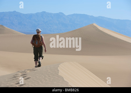 Weibliche Wanderer zu Fuß in Mesquite flachen Dünen, Death Valley Nationalpark, Kalifornien, USA Stockfoto