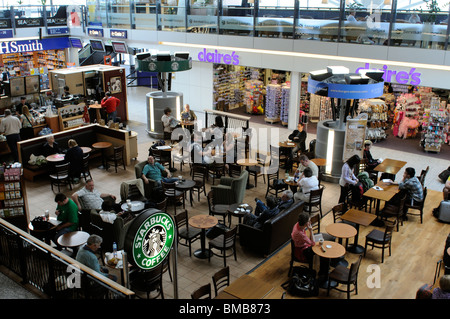 Abflughalle Bereich Starbucks Kaffee an der Bristol International Airport England UK Stockfoto