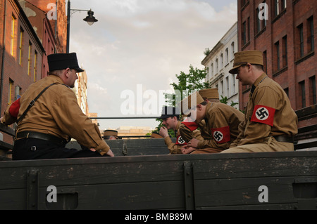 Hakenkreuz-Armbinden und Uniformen getragen von Schauspielern, die Nazi-Soldaten während der Dreharbeiten des Films spielen in Berlin der 1930er Jahre gesetzt. Stockfoto