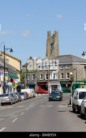 Markt Straße mit Blick auf den gelben Kirchturm in der historischen Stadt von Trim County Meath, Irland. Stockfoto