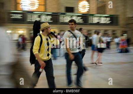 Reisende im Grand Central Terminal in New York raus aus der Stadt für das Memorial Day Wochenende Stockfoto