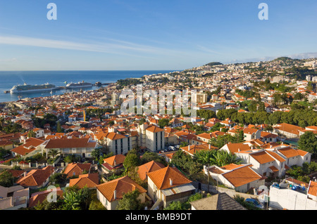 Madeira Portugal Madeira Blick auf Funchal, der Hauptstadt von Madeira über die Bucht und Hafen Altstadt Funchal Madeira Portugal Europa suchen Stockfoto