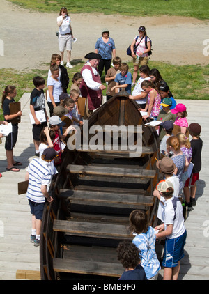 Ein Zeitraum gekleidet kostümierte Führer Fort Ticonderoga, New Yorker mit einer Gruppe von Kindern. Lehr- und Vortragstätigkeit. Stockfoto