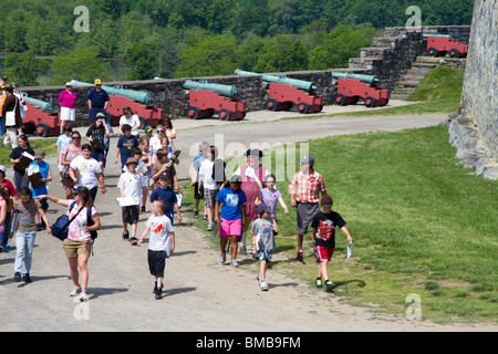 Ein Zeitraum gekleidet kostümierte Führer Fort Ticonderoga, New Yorker mit einer Gruppe von Kindern. Lehr- und Vortragstätigkeit. Stockfoto