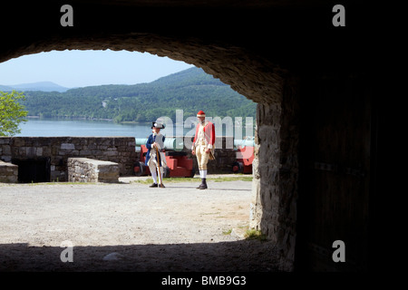 Zwei kostümierte Führungen am Fort Ticonderoga. Gehört einer kolonialen Soldaten andererseits ein britisches Soldaten. Stockfoto