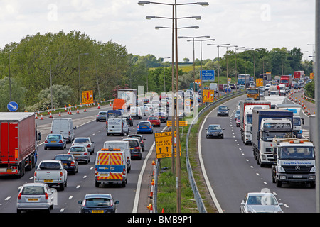 Staus aufbauen auf der M1 in der Nähe von Milton Keynes, wo Straßenbauarbeiten auf der Bank Holiday Wochenende lange Staus verursacht haben Stockfoto