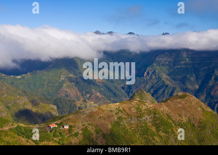 Casa Lomo do Mouro und Boca da Ecumeada (Ecumeada Pass), über den Wolken, zentrale Madeira, Portugal, EU, Europa Stockfoto