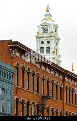 Perry Street in der Altstadt von Napoleon, Ohio. Historischen Altbau Architektur mit reich verzierten Ziegel und Zement Werk Linie des st Stockfoto