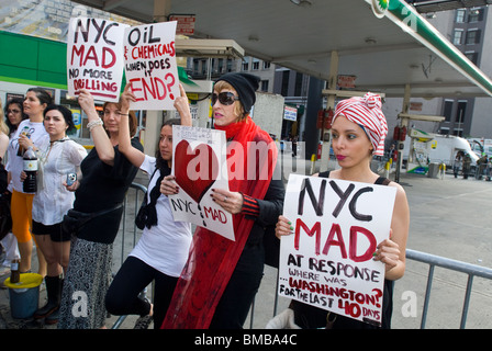 Demonstranten verschütten flüssiges Öl vertritt über sich selbst vor einer BP-Tankstelle in Soho in New York Stockfoto