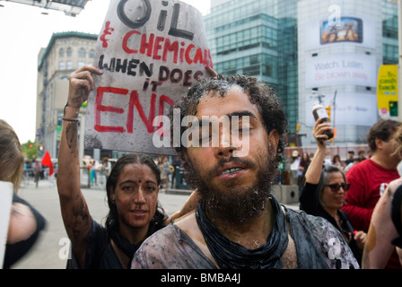 Demonstranten verschütten flüssiges Öl vertritt über sich selbst vor einer BP-Tankstelle in Soho in New York Stockfoto