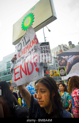 Demonstranten verschütten flüssiges Öl vertritt über sich selbst vor einer BP-Tankstelle in New York Stockfoto