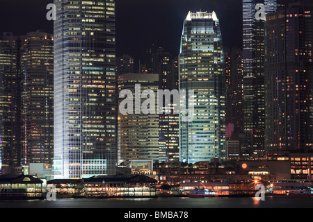 Details der Geschäftsgebäude in der Nacht in Hong Kong Stockfoto