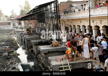 Morgen Feuerbestattungen an den Ghats (Bagmati Fluss) bei Pashupatinath Hindu Tempel, Kathmandu, nepal Stockfoto