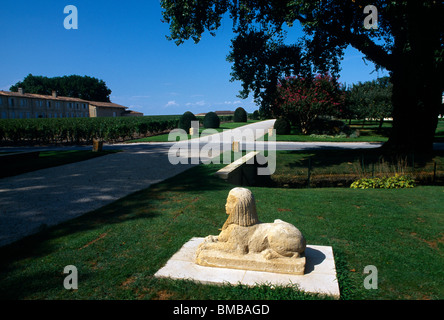 Pauillac Frankreich Chateau Mouton Rothschild Weinberg Sphinx Statue von Pfad Stockfoto