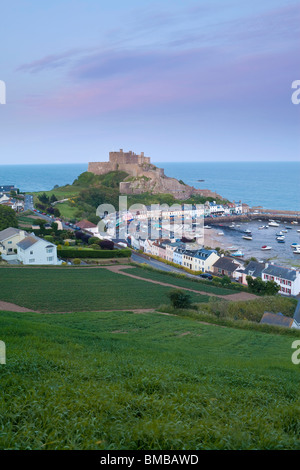 Mount Hochmuts Burg, mit Blick auf Grouville Bay in Gorey, Jersey, Kanalinseln Stockfoto