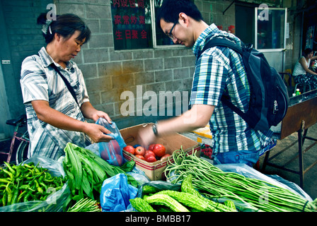 Peking, China, Chinese man Shopping auf dem öffentlichen Bauernmarkt, im Bezirk Chaoyang, Local Vendor, asia Choice, Farmers Life Stockfoto