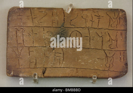 Tontafel mit mykenischen Linearschrift B Skript eingeschrieben. Nationales Archäologisches Museum. Athen. Griechenland. Stockfoto