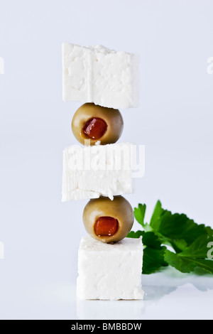 Feta Käsewürfel und Oliven Stockfoto