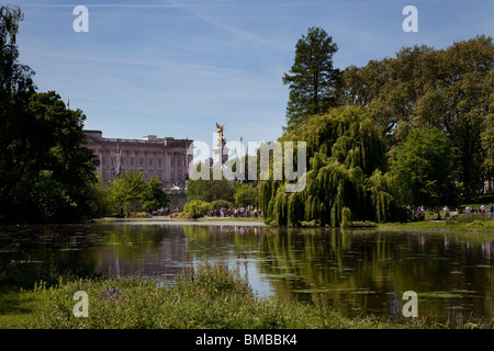 Blick über St James Park See in Richtung Buckingham Palace, London Stockfoto