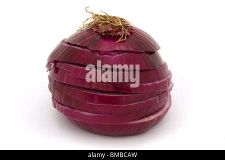 geschnittene rote Zwiebel auf weißem Hintergrund Stockfoto