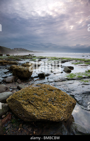 Küstenfelsen unter Jagd Klippe am Saltburn-by-the-Sea, Cleveland, England Stockfoto