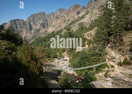 Walker auf Hängebrücke in den Bergen von Korsika Stockfoto