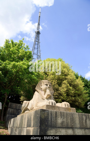 Sphinx und TV Sender im Crystal Palace, London Stockfoto