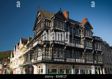 Großbritannien, England, Devon, Dartmouth, historische schwarz-weiß-Tudor-Stil Gebäude mit Blick auf das Boot zu schweben, Stockfoto