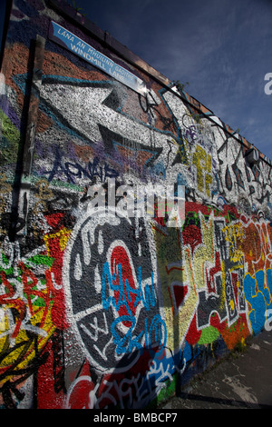 Graffiti an den Wänden des Windmill Lane Studios wo die Rockband U2 ihre Karriere begann. Stockfoto