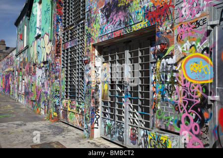 Graffiti an den Wänden des Windmill Lane Studios wo die Rockband U2 ihre Karriere begann. Stockfoto