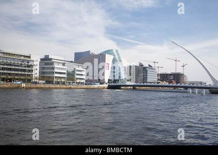 Samuel Beckett Bridge in Dublin Dockland Gebiet mit Conference Centre Dublin Stockfoto