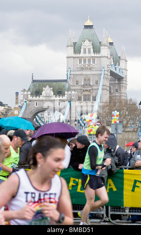 Flora London Marathon 2008 Passing Tower Bridge, Tower Hill, London, England, UK Stockfoto