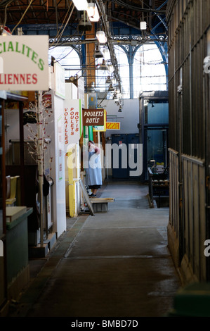 Stock Foto von der Innenseite des Les Halles Markt in Limoges, Frankreich als es am Morgen öffnet sich. Stockfoto