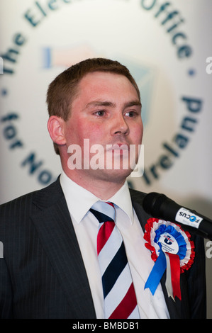 Sammy Morrison aus traditionellen Unionist Stimme (TÜV) in der Zählung Station für East Antrim während der Parlamentswahlen 2010 Stockfoto