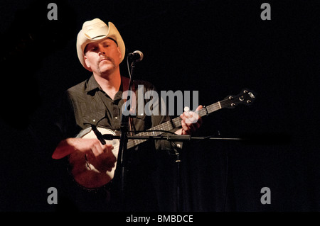 Phil Wade aus The Wilders spielen ein Konzert in Belfast Stockfoto