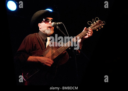 IKE Sheldon von The Wilders spielen ein Konzert in Belfast Stockfoto