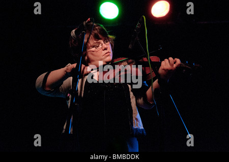 Betse Ellis aus The Wilders spielen ein Konzert in Belfast Stockfoto