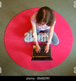 Porträt eines jungen Mädchens mit ihrem laptop Stockfoto