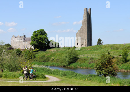 St.-mary's-abtei und der Gelbe Turm mit Blick auf die irische Stadt Trim, Grafschaft Meath Irland und den Fluss Boyne Stockfoto